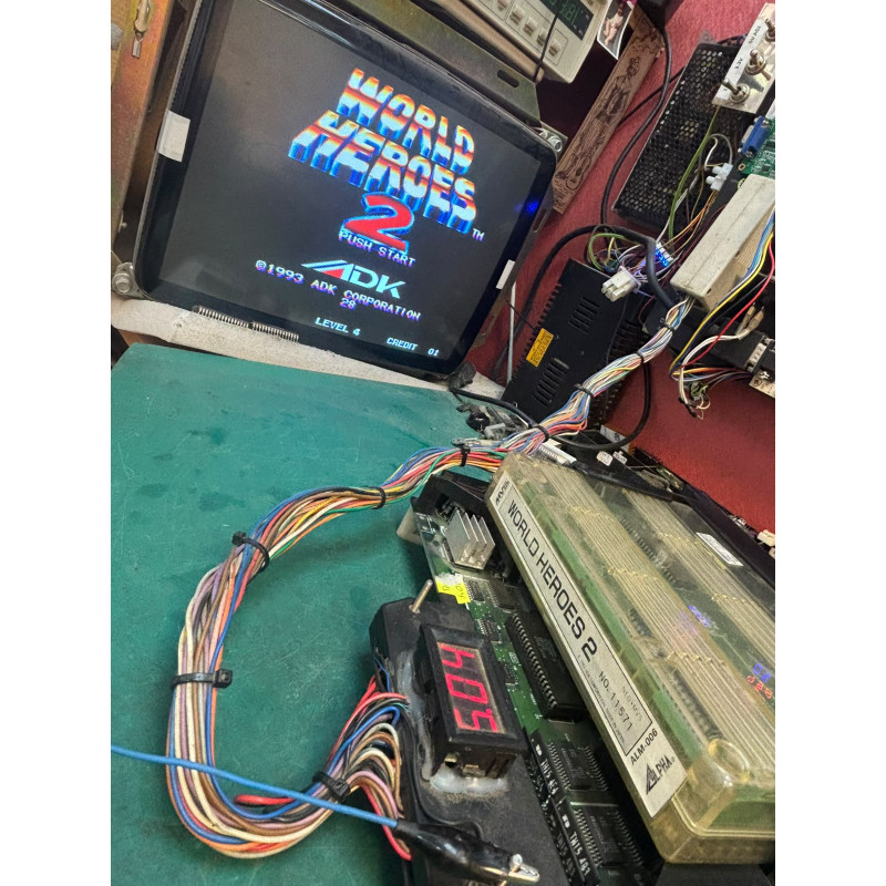 Cartucho original de Neo Geo del juego World Heroes 2.
